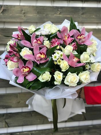 Букет цветов из: Розы и Хризантемы в Степном озере
