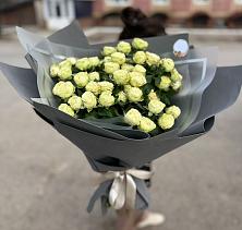 Букет Белые кустовые розы Солинеро в Степном озере