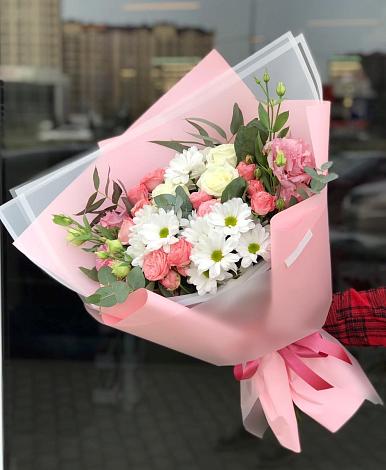 Букет цветов из: Розы, Лизиантусы и Хризантемы в Степном озере